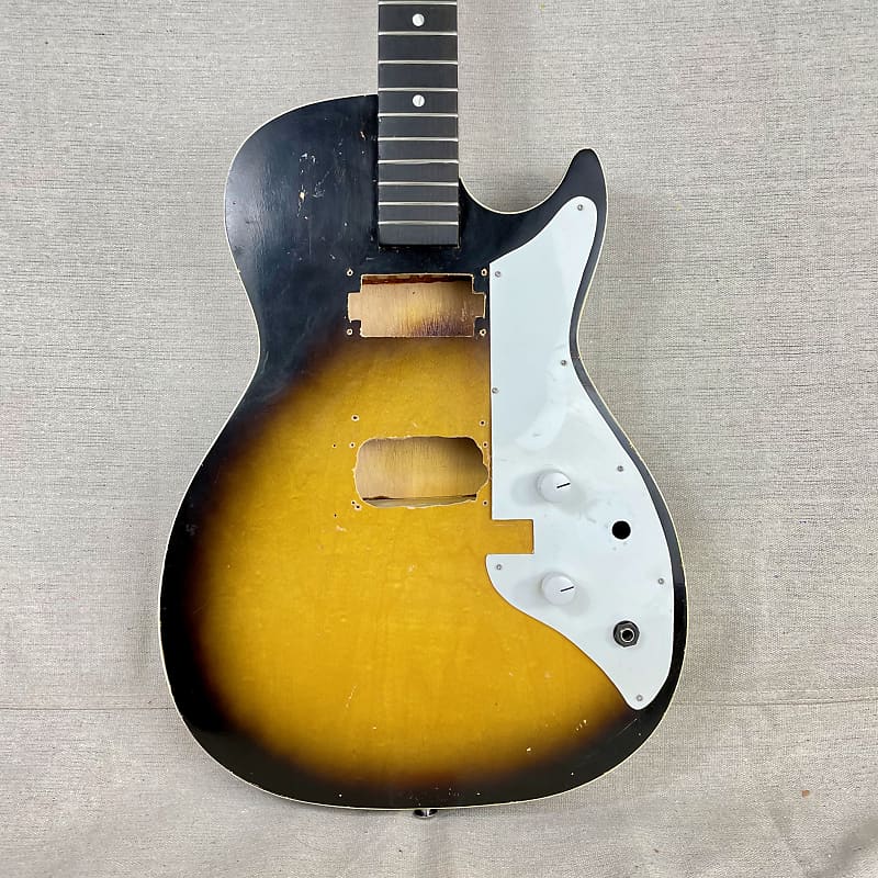 Harmony H46 Stratotone Mars 1958 Sunburst Airline Silvertone
