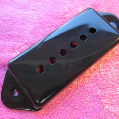 Montreux Dog ear P90 cover-new version - black image 2