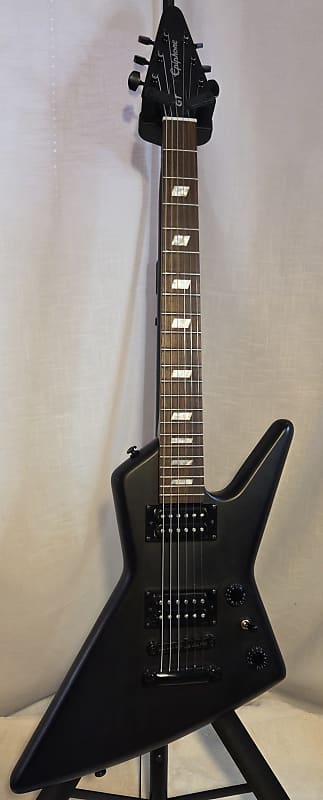 エピフォン Explorer GT Worn Black Epiphone Epiphone Explorer-GT Electric Guitar Worn Black | Musician's Friend