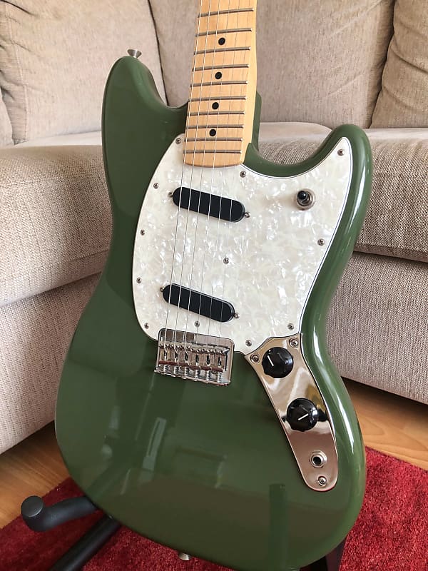 Fender Offset Series Mustang with Maple Fretboard 2017 - 2019 - Olive image 1