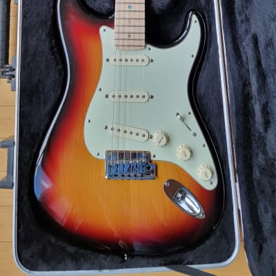 Fender American Deluxe Stratocaster with Maple Fretboard 3-Color Sunburst 2009 + Case for sale