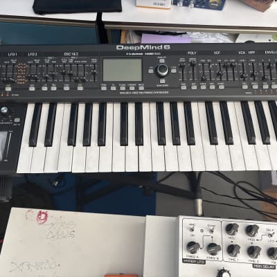 Behringer DeepMind 6 37-Key 6-Voice Polyphonic Analog Synth 2017 - Present - Black