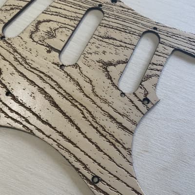 US made satin lacquer swamp ash grain laser engraved Baltic birch wood pickguard for Stratocaster imagen 4