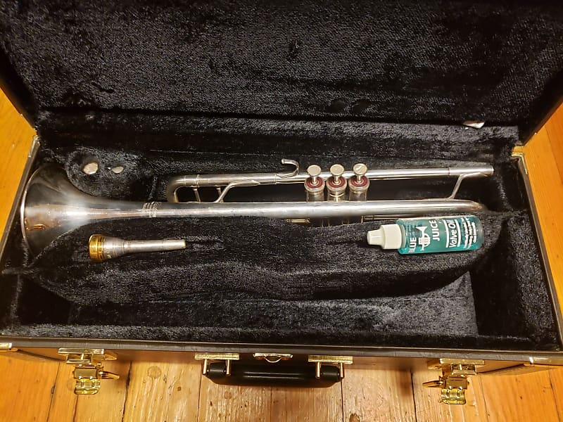 Yamaha Custom YTR-8335HS Heavyweight Silver Bb Trumpet W Yamaha Custom YTR-8335HS Heavyweight Silver Bb Trumpet W