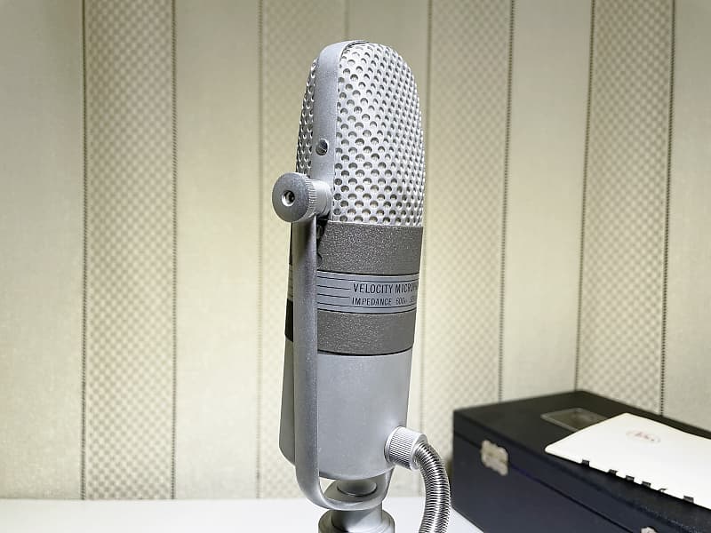 AIWA VM-15 アイワVM-15とアンティーク・スタンド 93ADF975-4BA6-4D81-8CE5-