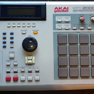 Akai MPC 2000XL 8 Outs + 32mb + 16gb CF Reader