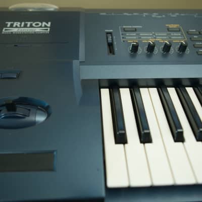 Korg Triton Extreme 61-Key 120-Voice Polyphonic Workstation (2005 