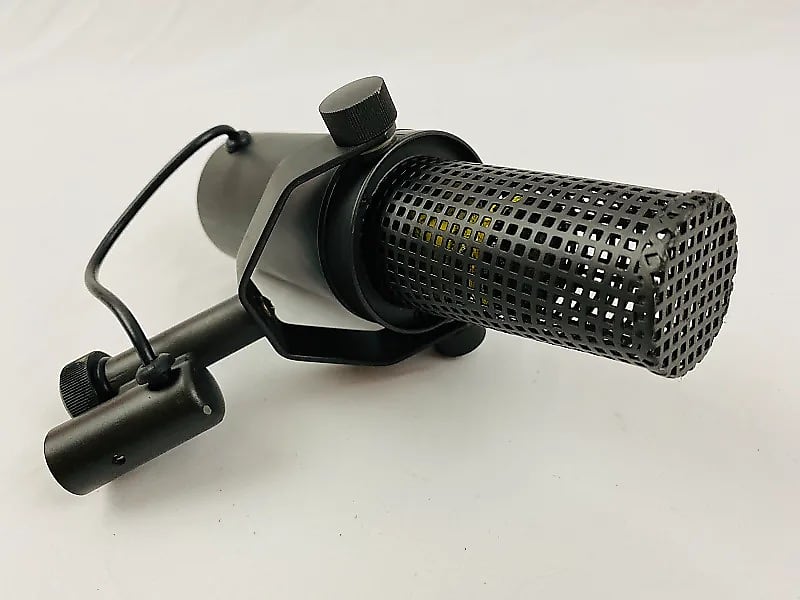 Shure SM7 Cardioid Dynamic Microphone image 3
