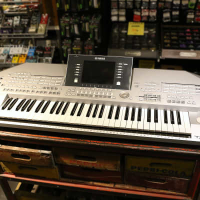Yamaha Tyros2 61-Key Arranger Workstation Keyboard 2000s - Silver