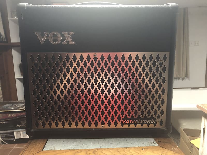 Vox Valvetronix AD15VT 15-Watt 1x8" Modeling Guitar Combo image 1