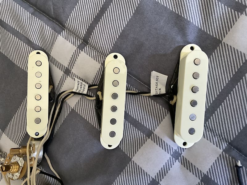 Lindy Fralin Vintage Hot Stratocaster pickups set neck Reverb Canada
