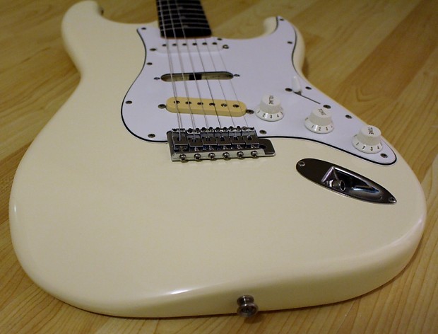 This is a Fender AO Limited Edition 50s Strat. I installed