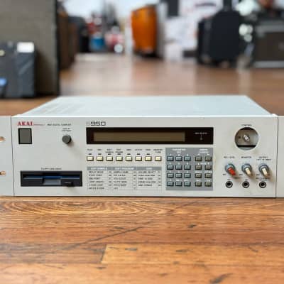 AKAI S950 Digital Sampler