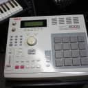 Akai MPC2000 MIDI Production Center Sampler & Sequencer
