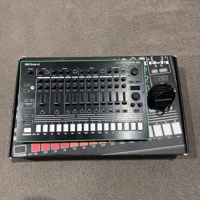Roland TR-8 Rhythm Performer Drum Machine with 7X7 expansion kit (707&727samples)