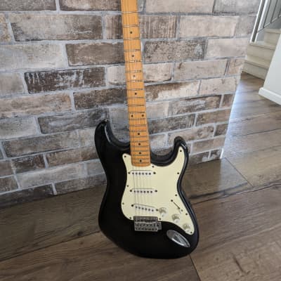 Squier Standard Stratocaster with Maple Fretboard 1999 - Black image 3