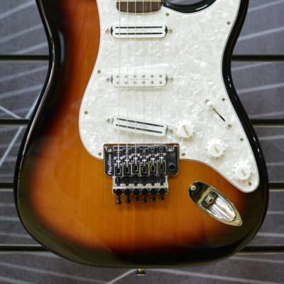 Fender Artist Dave Murray Stratocaster 2-Colour Sunburst Electric Guitar & Deluxe Gig Bag B Stock image 1