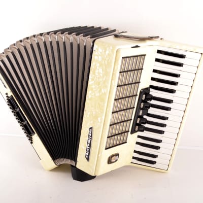 TOP German Made Quality Piano Accordion Weltmeister Stella 60 bass, 8 reg.+Original Hard Case&Straps image 8