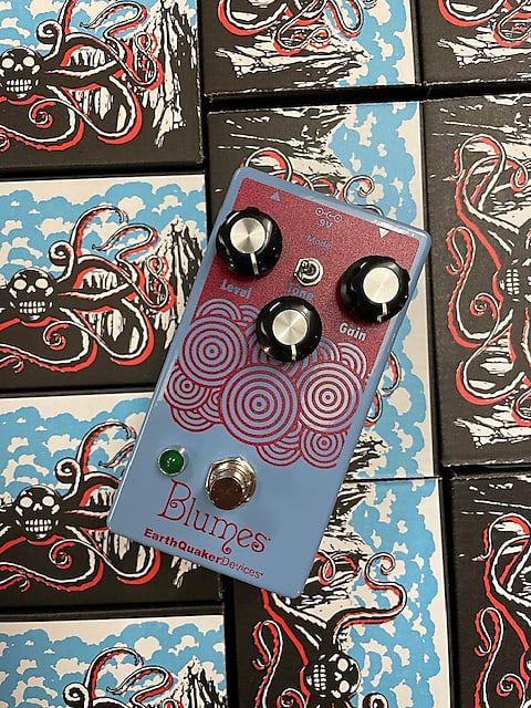 Earthquaker Devices Plumes Small Signal Shredder, Twin House Music Custom  Raspberry Red/Light Blue - Twin House Music