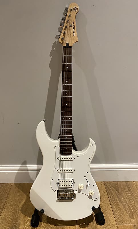 Yamaha Pacifica 012, White