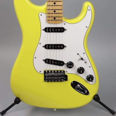 Fender mij ltd 60s store strat hss graffiti yellow