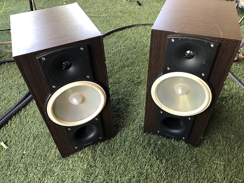 Paradigm Titan Monitor v.6 Bookshelf Speakers  			