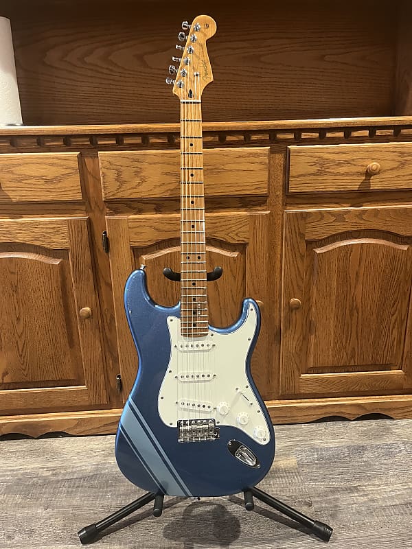 Fender Fender Made in Japan Traditional '50s Stratocaster with Competition  Stripe - Lake Placid Blue w/ Ice Blue Metallic Stripes 2020