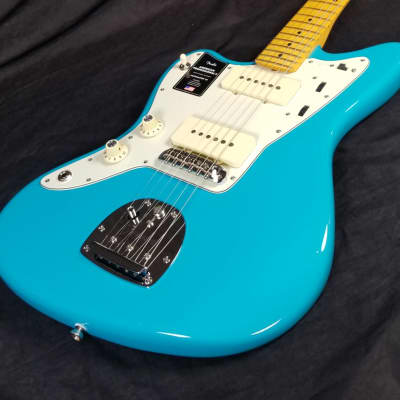 Fender American Professional II Jazzmaster Left-Hand, Electric Guitar Maple Fingerboard, Miami Blu image 7