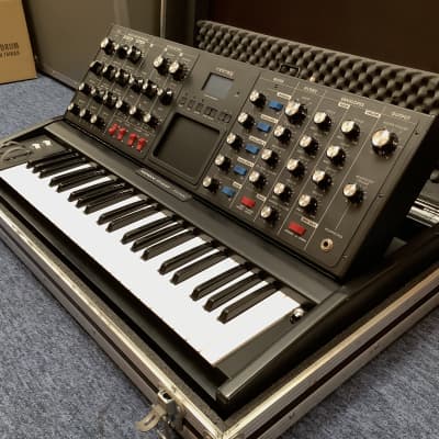 Moog MiniMoog Voyager Electric Blue Edition WITH HARD CASE