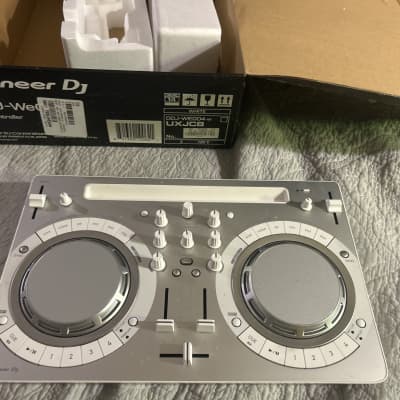 美品 Pioneer DJコントローラー DDJ-WEGO2 ホワイト DDJ-WeGO2-W (archived) Multi-colour, compact DJ software