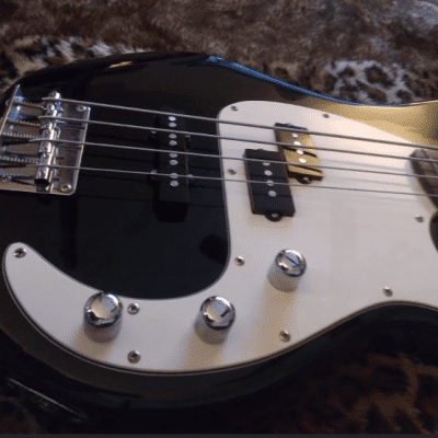 Peavey Milestone 4-String Electric Bass Black image 3