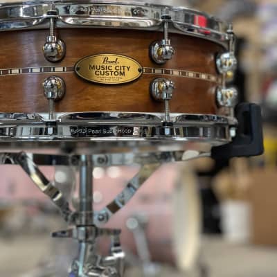 PEARL 14X5 MUSIC CITY CUSTOM SOLID CHERRY SNARE DRUM W/INLAY image 4