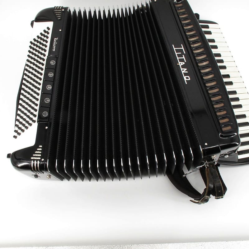 Titano virtuoso accordion hotsell
