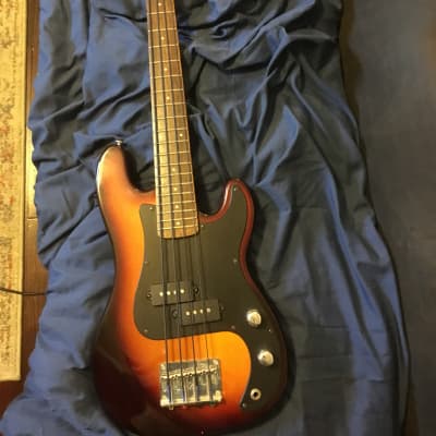 ミニ　サンダーバード　samick Spotted Samick Mini Thunderbird bass. Cool little travel