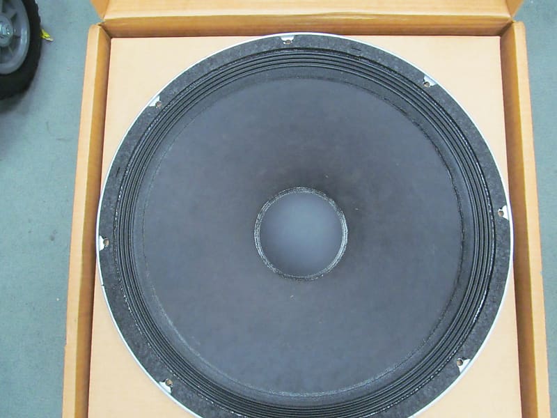 18 Subwoofer Box VTG PEAVEY 18