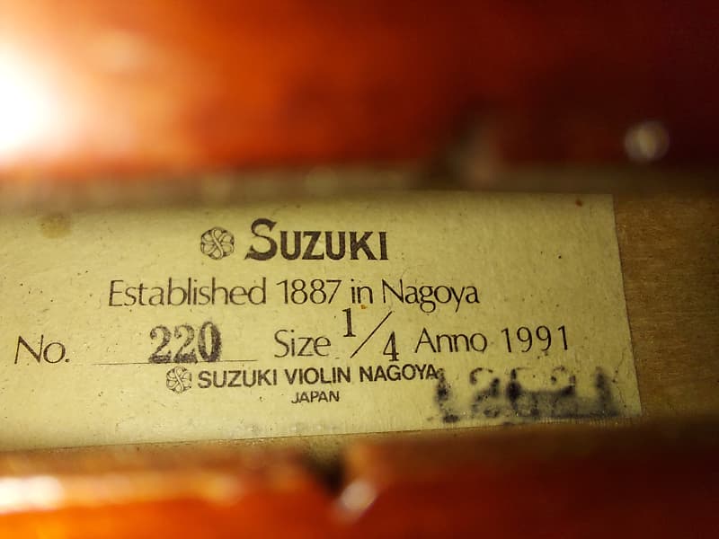 Suzuki model 220 sized 1/4 violin with case. Japan (Nagoya), 1991.