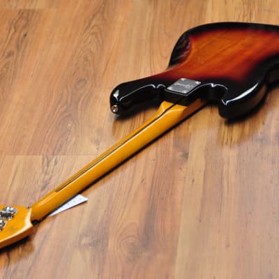 Squier  Classic Vibe 60's Jazz Bass Fretless 3 Tone Sunburst image 16