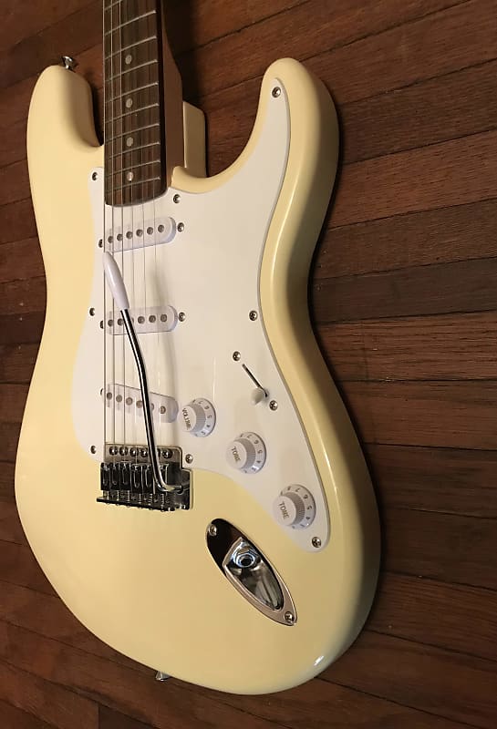 Fender Squier Bullet Strat with Tremolo 2001 Cream Yellow