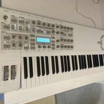 Access Virus TI2 61 Key Keyboard - WhiteOut Limited Edition 2010 - With Flight Case
