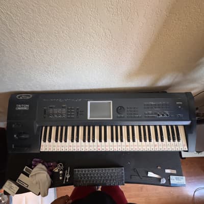 Korg Triton Extreme 61-Key 120-Voice Polyphonic Workstation 2005 - 2009 - Black