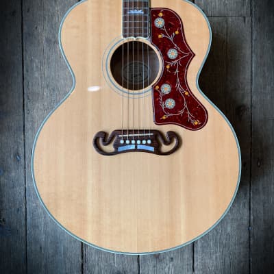 2013 Gibson SJ200 Standard Jumbo Acoustic in Natural finish & Hard shell case for sale