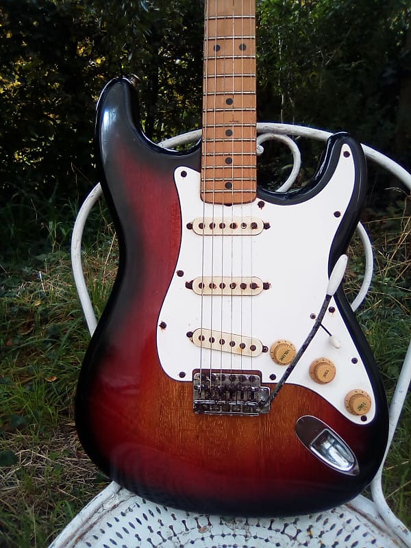 Rainbow MODEL CUSTOM ストラトキャスター ジャパンビンテージ VG3329Front.jpg