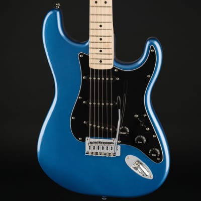 Squier Affinity Series Stratocaster, Maple Fingerboard, Black Pickguard in Lake Placid Blue image 2