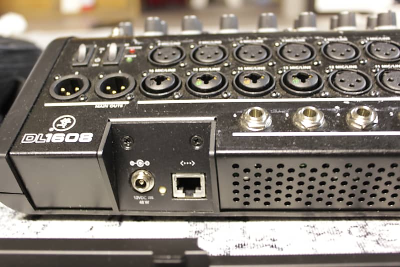 Mackie DL1608 16-Channel Wireless Digital Mixer with 30-Pin