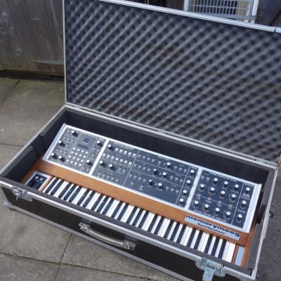 Moog  Memorymoog Plus (USA/1984) analogue programmable polyphonic synthesizer (100 memories) + MIDI + pro flightcase