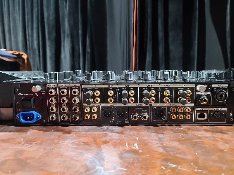 Pioneer DJ - 2 CDJ-3000 & 1 V10 Mixer | Reverb