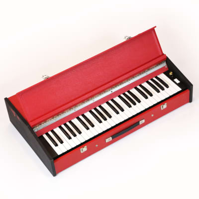1960s Unknown Vintage Pump Air Organ Keyboard Two-Tone Red & Black Cute Retro Chord Organ Rare image 3
