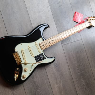 FENDER "Limited Edition Player Stratocaster, Maple Fingerboard, Black with Gold Hardware" 3, 77 KG image 1