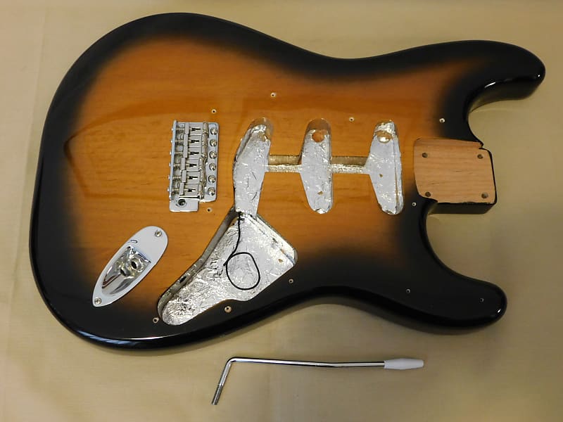 Allparts® »SBO ALDER REPLACEMENT BODY FOR STRATOCASTER®« Korpus für  E-Gitarre im Strat®-Style - Unbehandelt - Alder (Erle) Light : Amazon.de:  