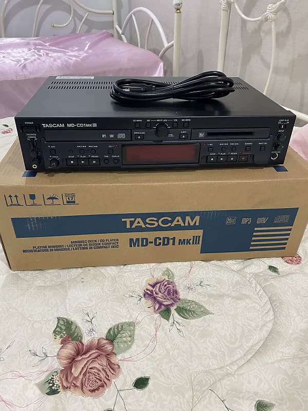 TASCAM MD-CD1 MK III -MINIDISC,MP3,WAV ,COMPACT DISC DIGITAL AUDIO 2007 -  Black